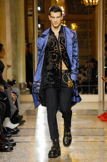 Versace  FALL 2018 MENSWEAR Milan MFW коллекция Версаче осень 2018 мужская неделя моды в Милане Mainstyles